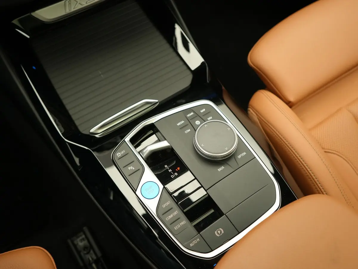 M Sport 80 kWh 286pk Dealer O.H | Panodak | Adaptive Cruise | Camera | Lederen Sportstoelen Memory & Verwarmd | Sfeerverlichting | Blis | Apple Carplay | Navigatie | DAB | 19"L.M