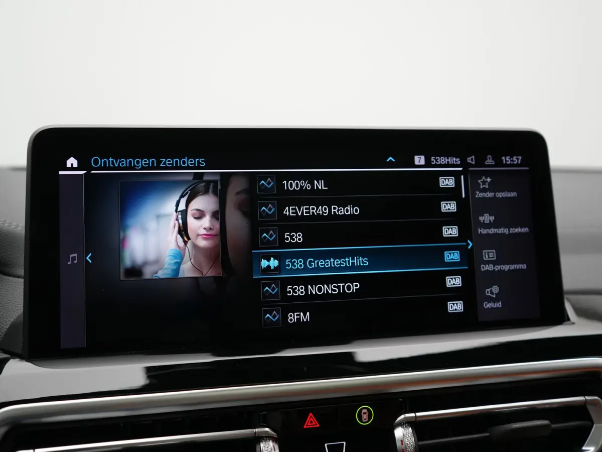M Sport 80 kWh 286pk Dealer O.H | Panodak | Adaptive Cruise | Camera | Lederen Sportstoelen Memory & Verwarmd | Sfeerverlichting | Blis | Apple Carplay | Navigatie | DAB | 19"L.M