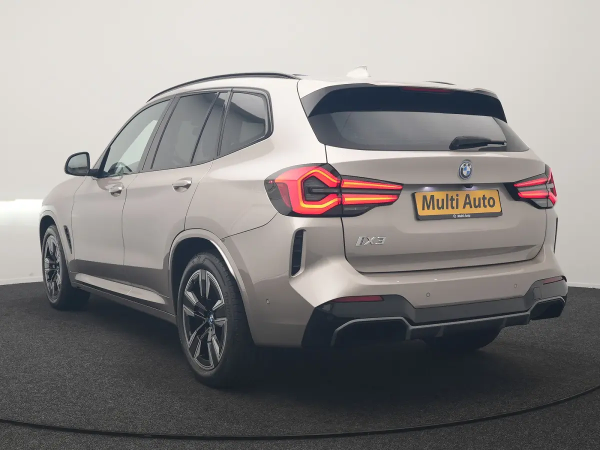 M Sport 80 kWh 286pk Dealer O.H | Panodak | Adaptive Cruise | Camera | Lederen Sportstoelen Memory & Verwarmd | Sfeerverlichting | Blis | Apple Carplay | Navigatie | DAB | 19"L.M