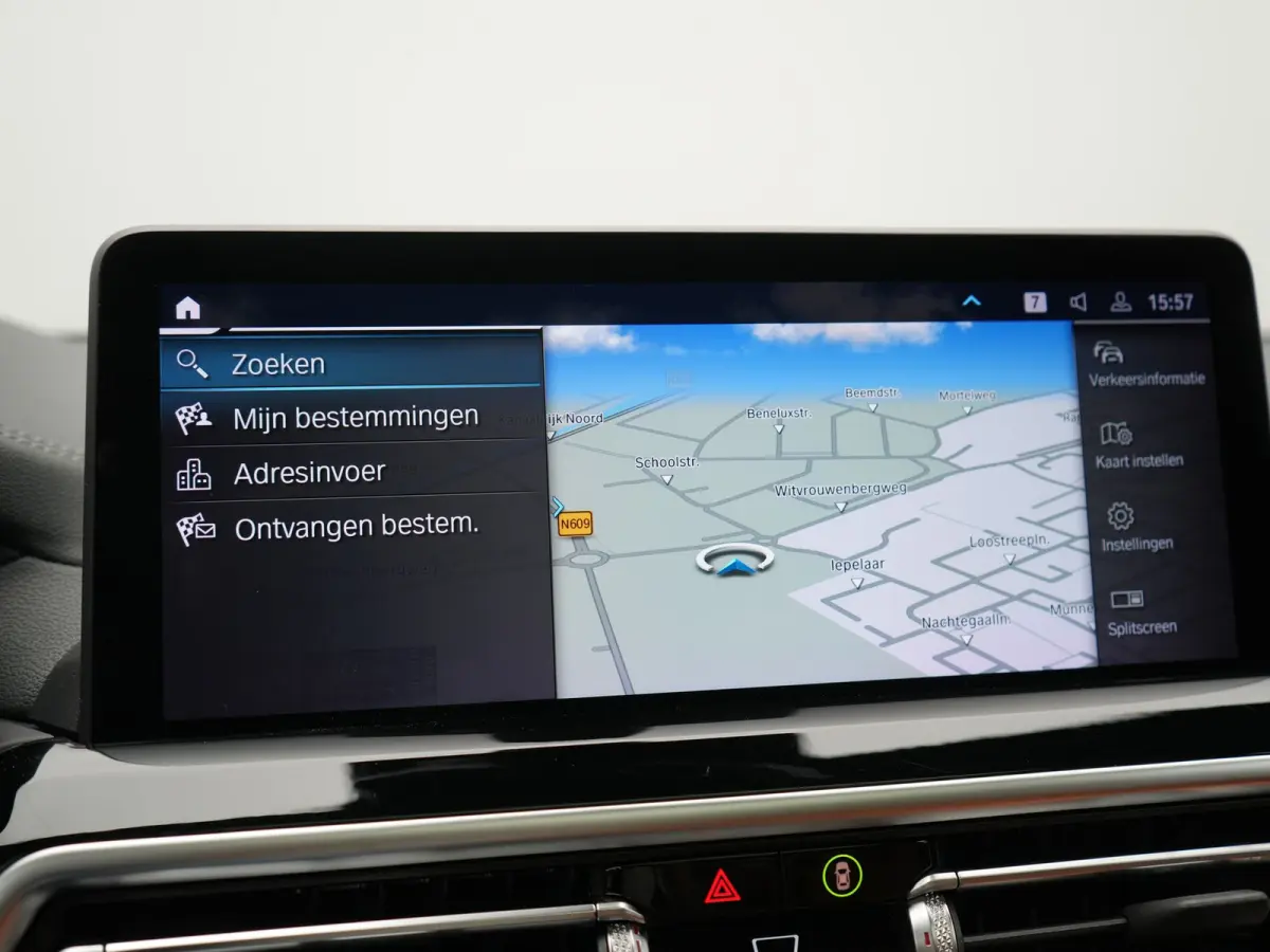 M Sport 80 kWh 286pk Dealer O.H | Panodak | Adaptive Cruise | Camera | Lederen Sportstoelen Memory & Verwarmd | Sfeerverlichting | Blis | Apple Carplay | Navigatie | DAB | 19"L.M