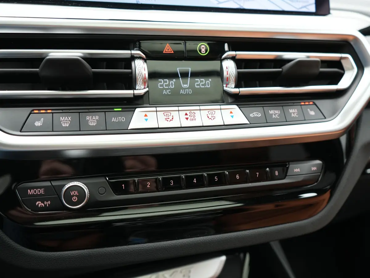 M Sport 80 kWh 286pk Dealer O.H | Panodak | Adaptive Cruise | Camera | Lederen Sportstoelen Memory & Verwarmd | Sfeerverlichting | Blis | Apple Carplay | Navigatie | DAB | 19"L.M