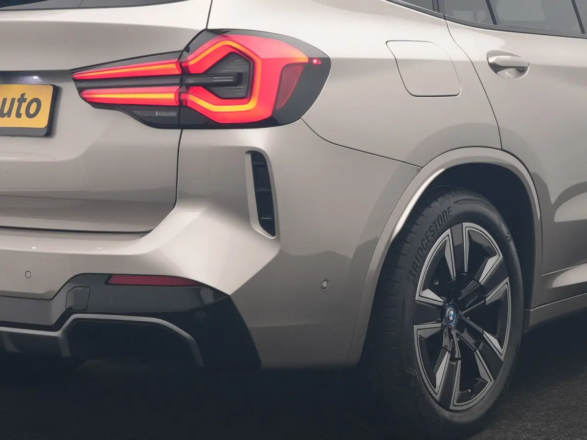 M Sport 80 kWh 286pk Dealer O.H | Panodak | Adaptive Cruise | Camera | Lederen Sportstoelen Memory & Verwarmd | Sfeerverlichting | Blis | Apple Carplay | Navigatie | DAB | 19"L.M
