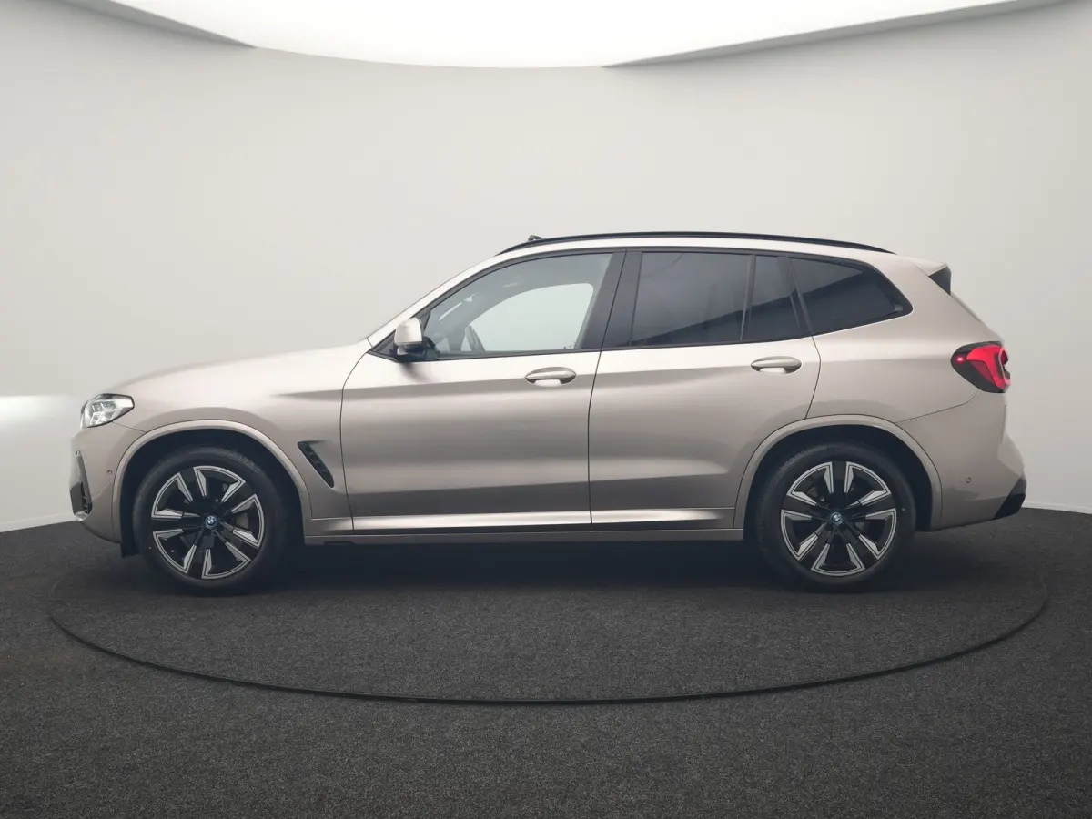 M Sport 80 kWh 286pk Dealer O.H | Panodak | Adaptive Cruise | Camera | Lederen Sportstoelen Memory & Verwarmd | Sfeerverlichting | Blis | Apple Carplay | Navigatie | DAB | 19"L.M