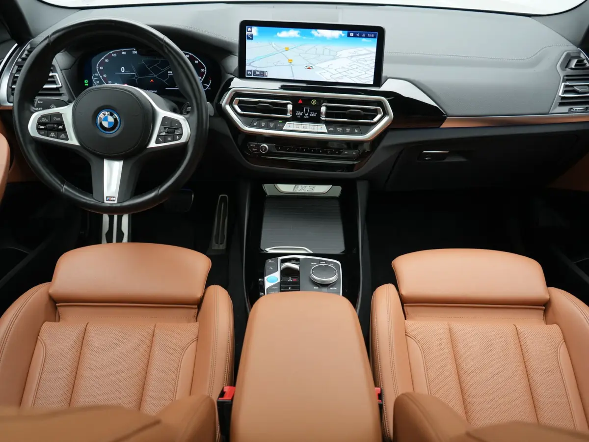 M Sport 80 kWh 286pk Dealer O.H | Panodak | Adaptive Cruise | Camera | Lederen Sportstoelen Memory & Verwarmd | Sfeerverlichting | Blis | Apple Carplay | Navigatie | DAB | 19"L.M