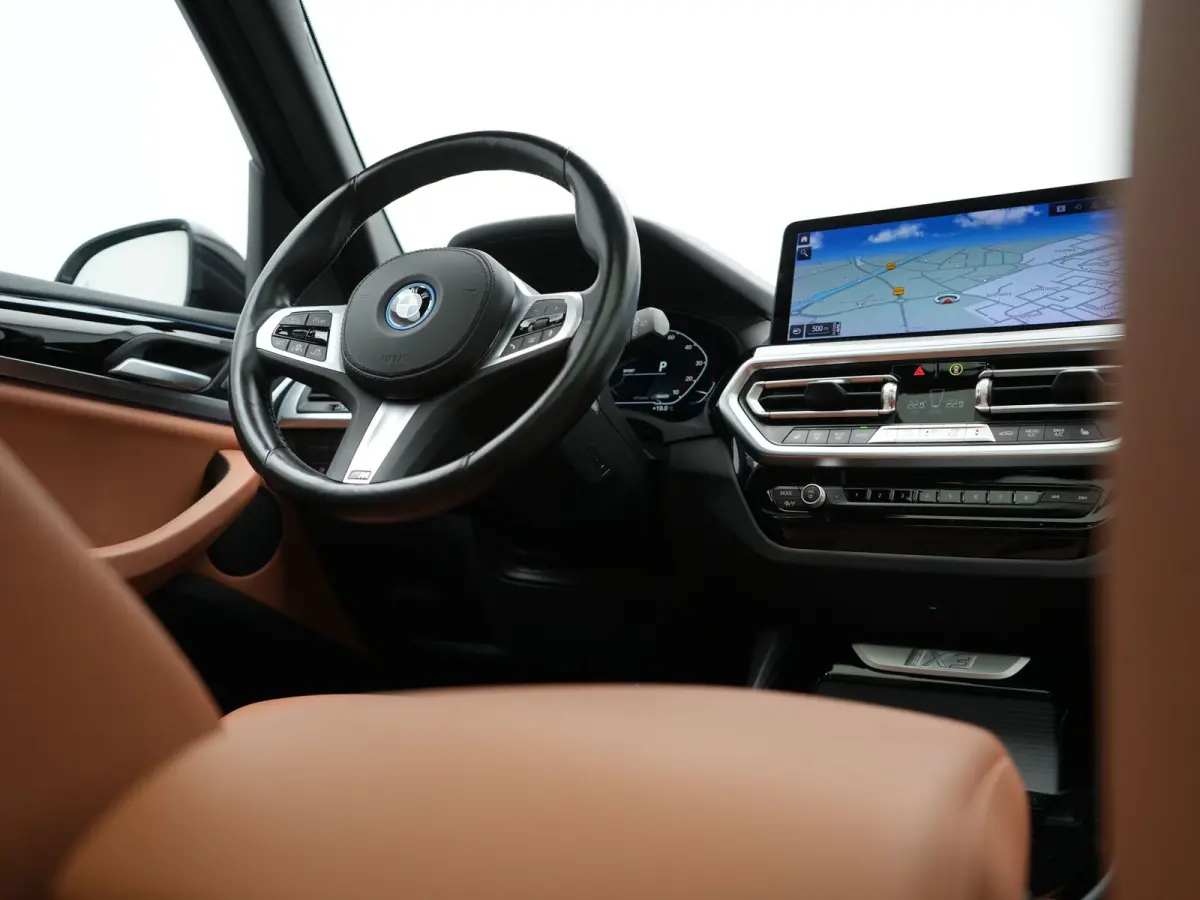 M Sport 80 kWh 286pk Dealer O.H | Panodak | Adaptive Cruise | Camera | Lederen Sportstoelen Memory & Verwarmd | Sfeerverlichting | Blis | Apple Carplay | Navigatie | DAB | 19"L.M
