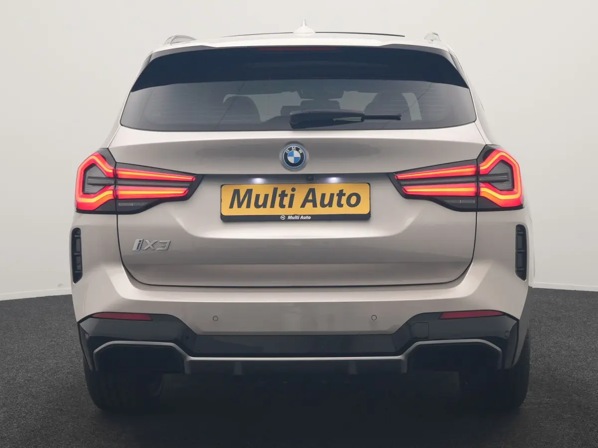 M Sport 80 kWh 286pk Dealer O.H | Panodak | Adaptive Cruise | Camera | Lederen Sportstoelen Memory & Verwarmd | Sfeerverlichting | Blis | Apple Carplay | Navigatie | DAB | 19"L.M