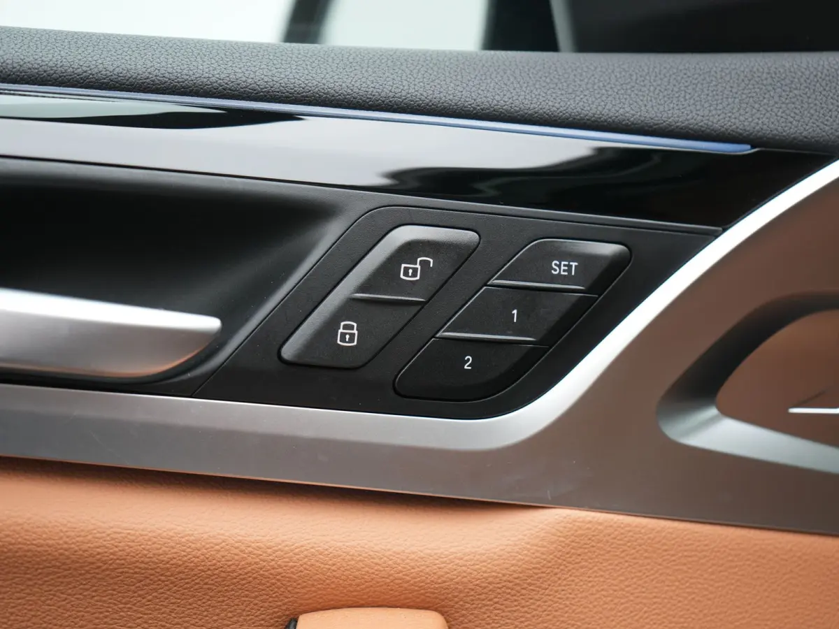 M Sport 80 kWh 286pk Dealer O.H | Panodak | Adaptive Cruise | Camera | Lederen Sportstoelen Memory & Verwarmd | Sfeerverlichting | Blis | Apple Carplay | Navigatie | DAB | 19"L.M