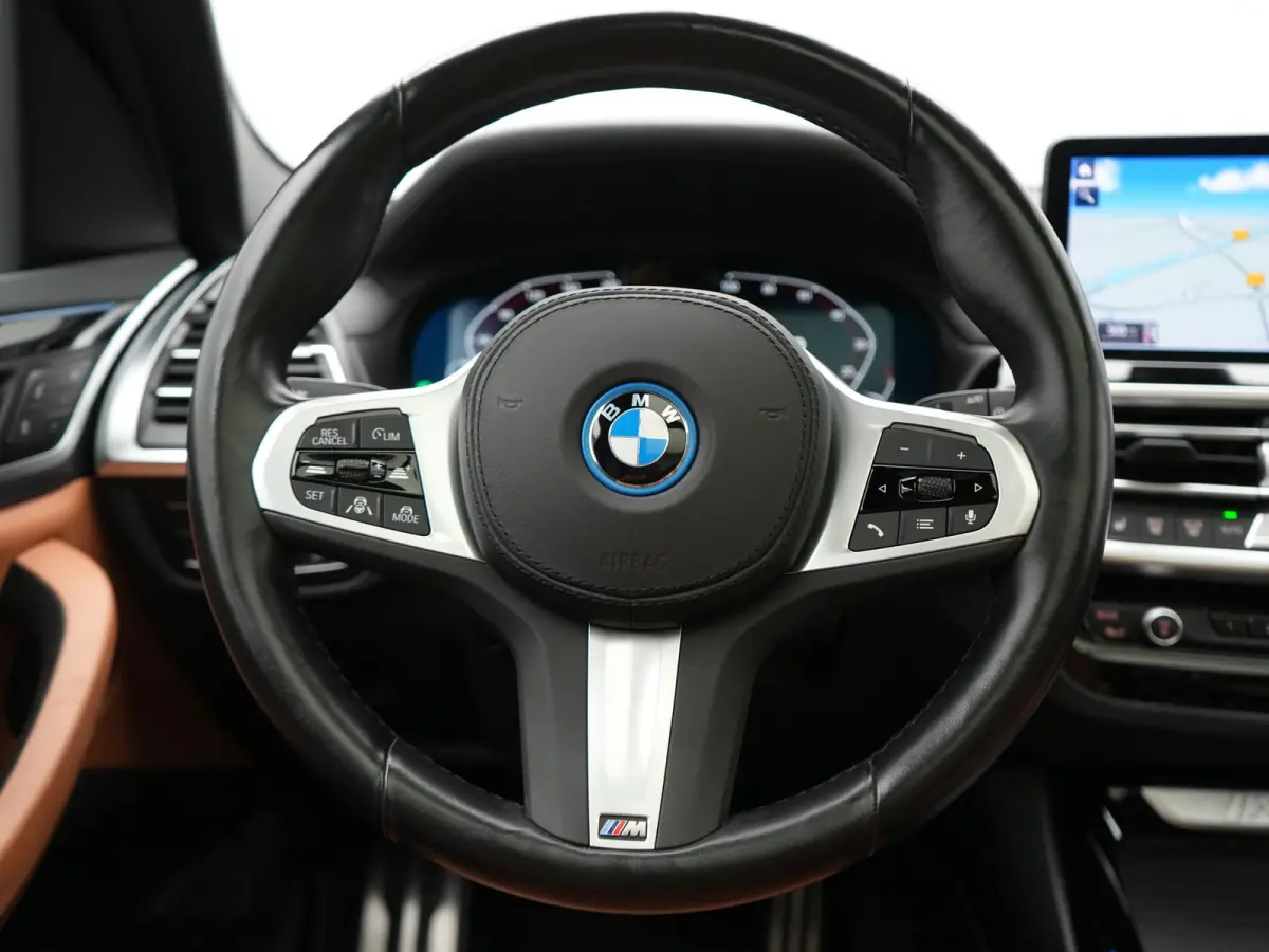 M Sport 80 kWh 286pk Dealer O.H | Panodak | Adaptive Cruise | Camera | Lederen Sportstoelen Memory & Verwarmd | Sfeerverlichting | Blis | Apple Carplay | Navigatie | DAB | 19"L.M