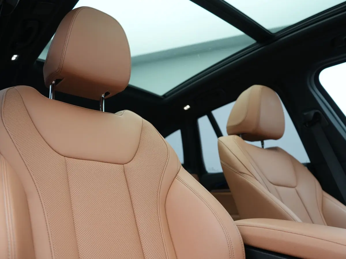 M Sport 80 kWh 286pk Dealer O.H | Panodak | Adaptive Cruise | Camera | Lederen Sportstoelen Memory & Verwarmd | Sfeerverlichting | Blis | Apple Carplay | Navigatie | DAB | 19"L.M