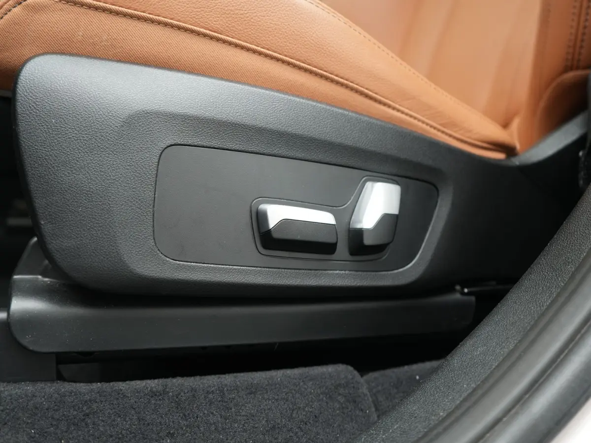 M Sport 80 kWh 286pk Dealer O.H | Panodak | Adaptive Cruise | Camera | Lederen Sportstoelen Memory & Verwarmd | Sfeerverlichting | Blis | Apple Carplay | Navigatie | DAB | 19"L.M