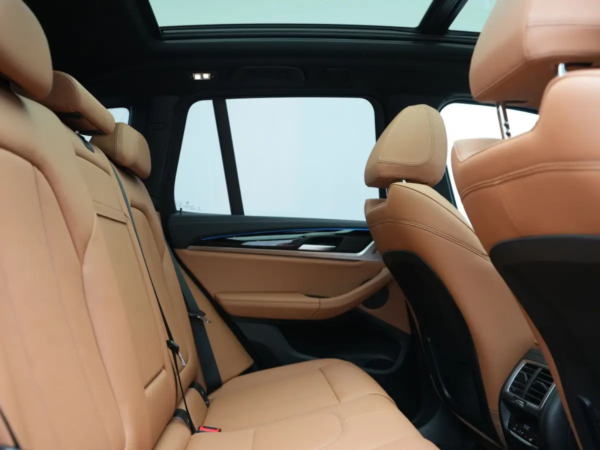 M Sport 80 kWh 286pk Dealer O.H | Panodak | Adaptive Cruise | Camera | Lederen Sportstoelen Memory & Verwarmd | Sfeerverlichting | Blis | Apple Carplay | Navigatie | DAB | 19"L.M