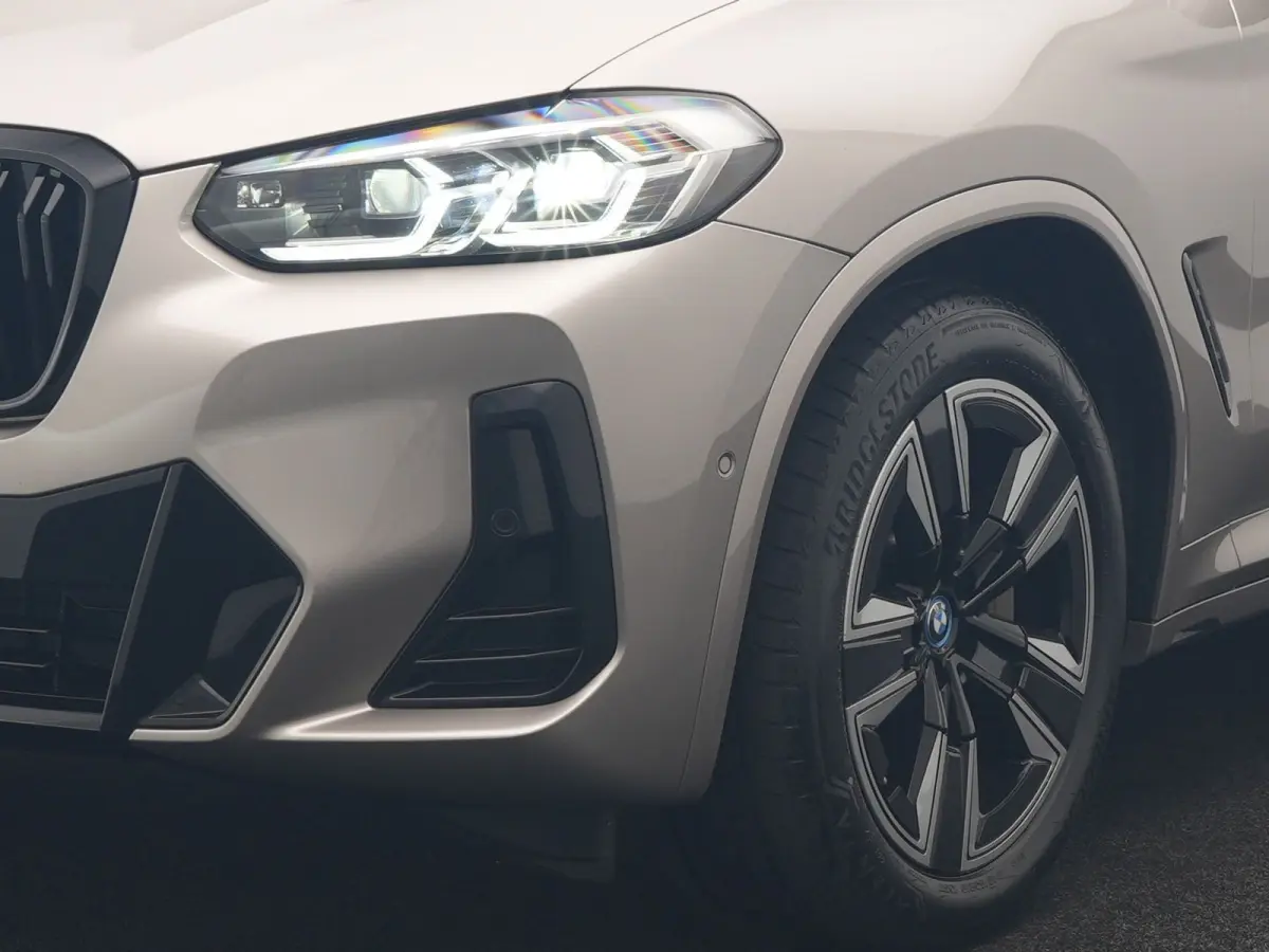 M Sport 80 kWh 286pk Dealer O.H | Panodak | Adaptive Cruise | Camera | Lederen Sportstoelen Memory & Verwarmd | Sfeerverlichting | Blis | Apple Carplay | Navigatie | DAB | 19"L.M