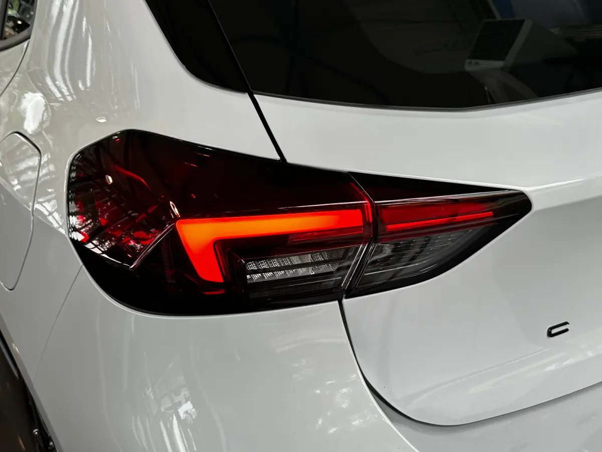 1.2 Turbo Hybrid 110 PK GS | 2+6 JAAR GARANTIE| CAMERA + PARKEERSENSOREN| APPLE CARPLAY/ANDROID AUTO| LED KOPLAMPEN| SPORTSTOELEN| 17" LM-VELGEN|