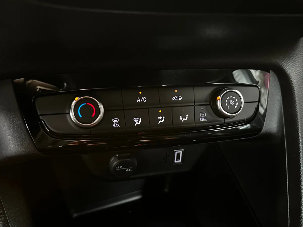 1.2 Turbo Hybrid 110 PK GS | 2+6 JAAR GARANTIE| CAMERA + PARKEERSENSOREN| APPLE CARPLAY/ANDROID AUTO| LED KOPLAMPEN| SPORTSTOELEN| 17" LM-VELGEN|