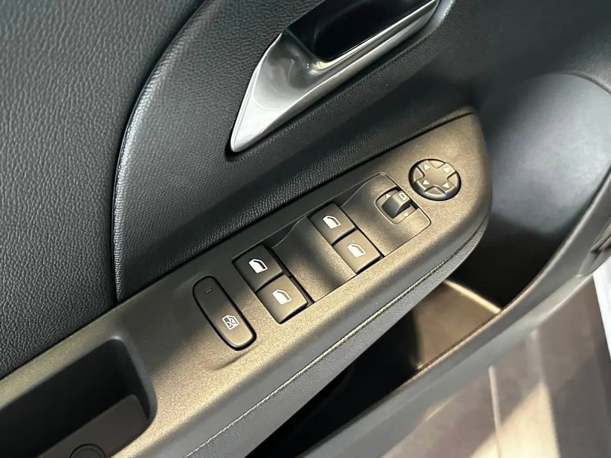 1.2 Turbo Hybrid 110 PK GS | 2+6 JAAR GARANTIE| CAMERA + PARKEERSENSOREN| APPLE CARPLAY/ANDROID AUTO| LED KOPLAMPEN| SPORTSTOELEN| 17" LM-VELGEN|