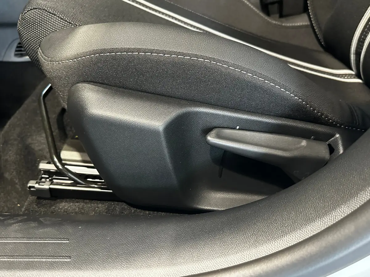 1.2 Turbo Hybrid 110 PK GS | 2+6 JAAR GARANTIE| CAMERA + PARKEERSENSOREN| APPLE CARPLAY/ANDROID AUTO| LED KOPLAMPEN| SPORTSTOELEN| 17" LM-VELGEN|