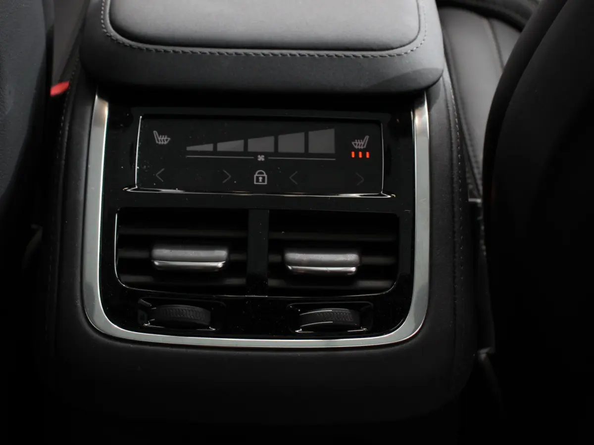 2.0 T8 Plug-in hybrid AWD Ultra Dark Panoramadak Navigatie Apple Carplay Android Auto 360 camera Parkeerhulp Adaptive Cruise Control Verwarmde en geventileerde voorstoelen Head-up-display Ha