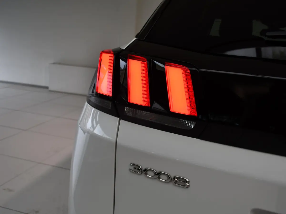 1.2 PureTech Allure Pack Business | Navigatie | Keyless Entry + Start | Elektrisch bedienbare achterklep | Blind Spot Monitor | Apple CarPlay / Android Auto |