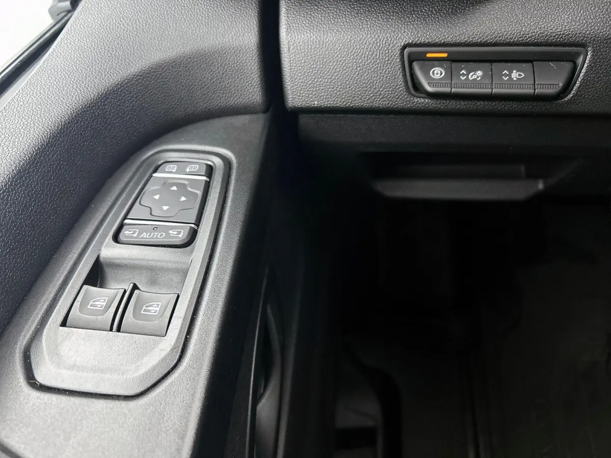 2.0 Blue dC1 150PK T30 L2H1 Advance Automaat Navigatie Airco Lichtmetalen velgen Betimmering Trekhaak Camera Parkeersensoren Dab