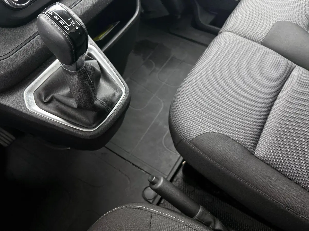 2.0 Blue dC1 150PK T30 L2H1 Advance Automaat Navigatie Airco Lichtmetalen velgen Betimmering Trekhaak Camera Parkeersensoren Dab