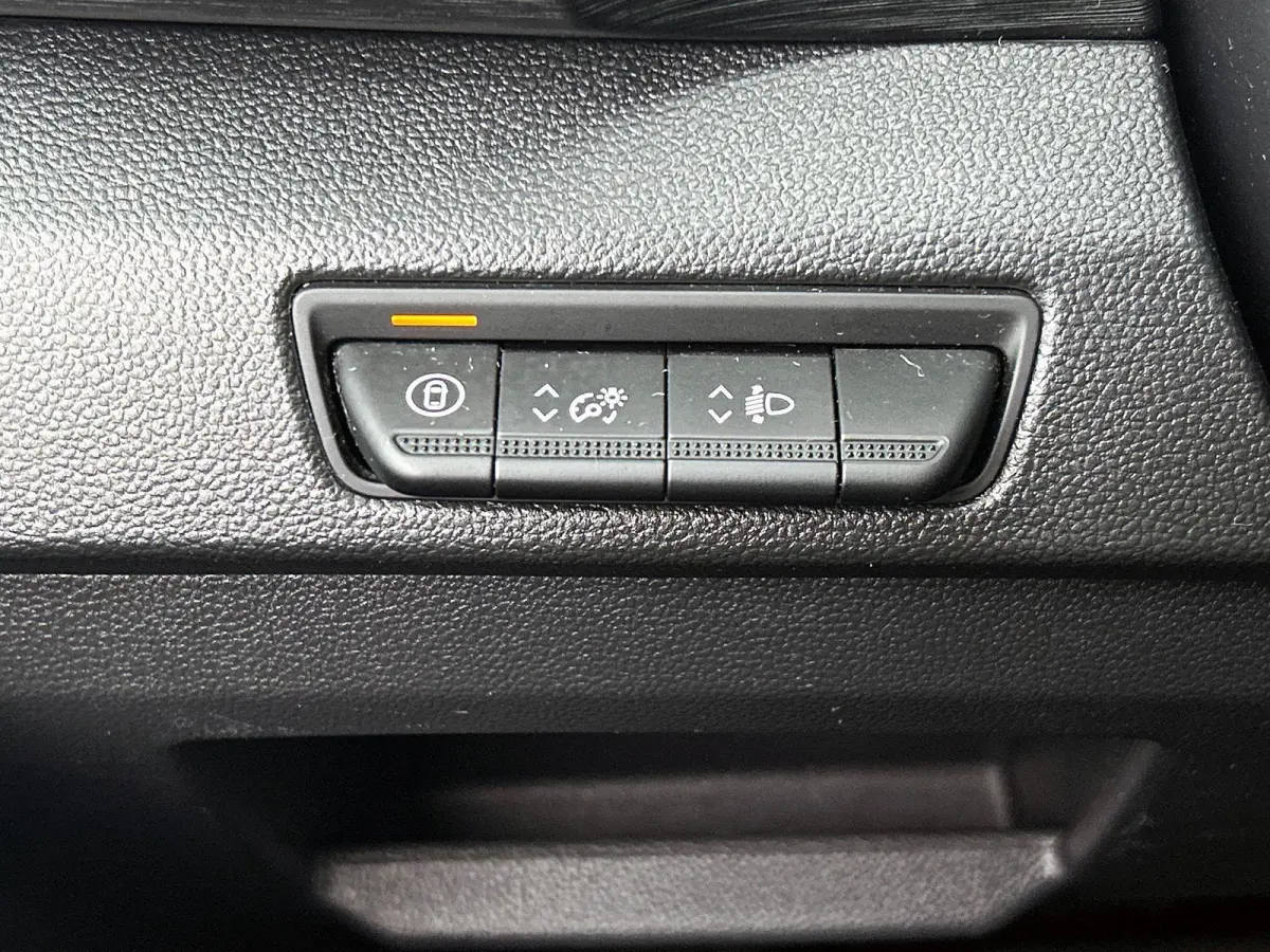 2.0 Blue dC1 150PK T30 L2H1 Advance Automaat Navigatie Airco Lichtmetalen velgen Betimmering Trekhaak Camera Parkeersensoren Dab