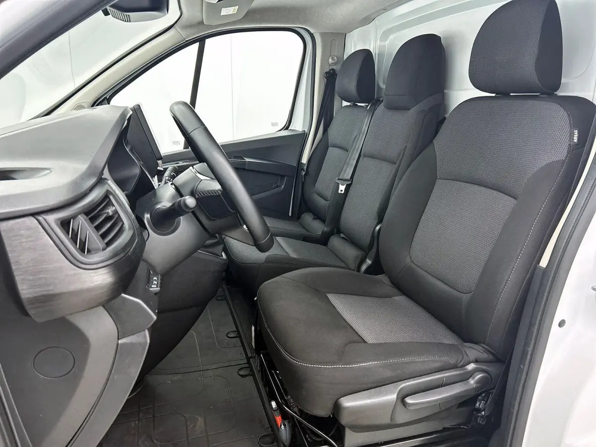 2.0 Blue dC1 150PK T30 L2H1 Advance Automaat Navigatie Airco Lichtmetalen velgen Betimmering Trekhaak Camera Parkeersensoren Dab