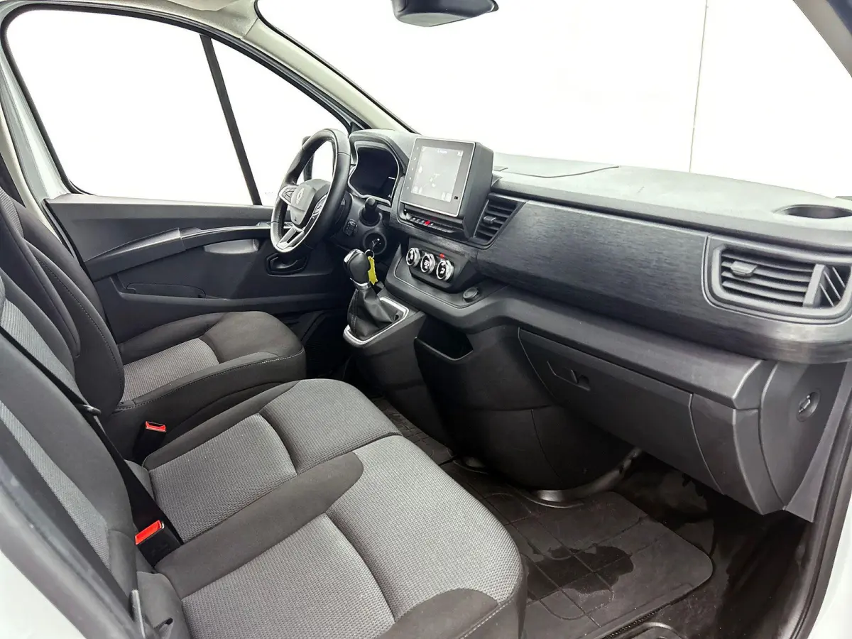 2.0 Blue dC1 150PK T30 L2H1 Advance Automaat Navigatie Airco Lichtmetalen velgen Betimmering Trekhaak Camera Parkeersensoren Dab