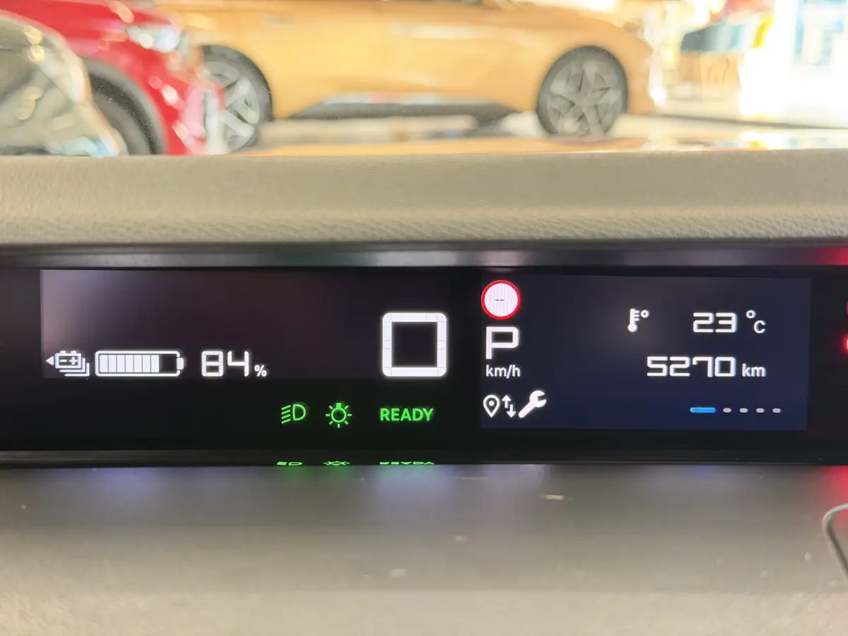 Max 113pk 44 kWh (Automatische Airco - Navigatie - LED - Apple Carplay - Camera - 17" - Two Tone)