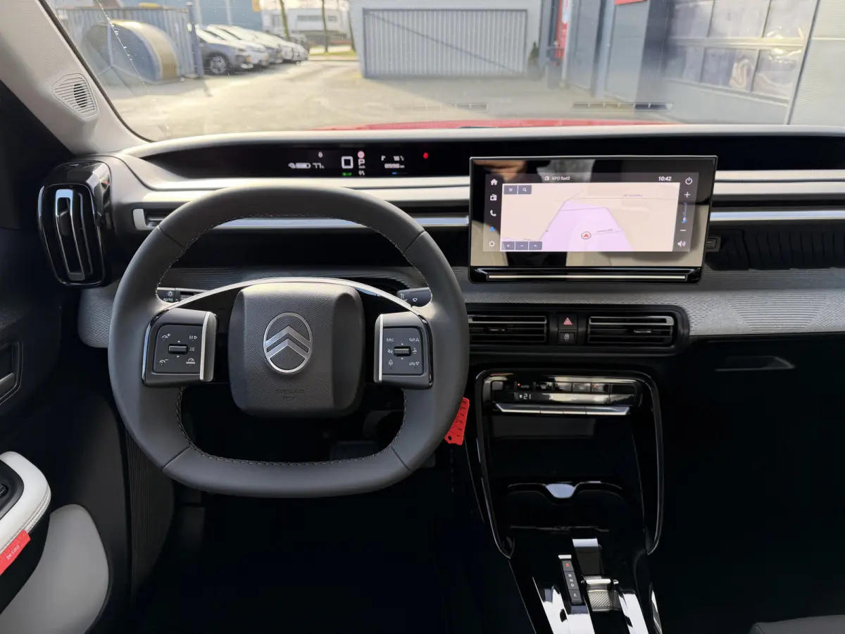 Max 113pk 44 kWh (Automatische Airco - Navigatie - LED - Apple Carplay - Camera - 17" - Two Tone)