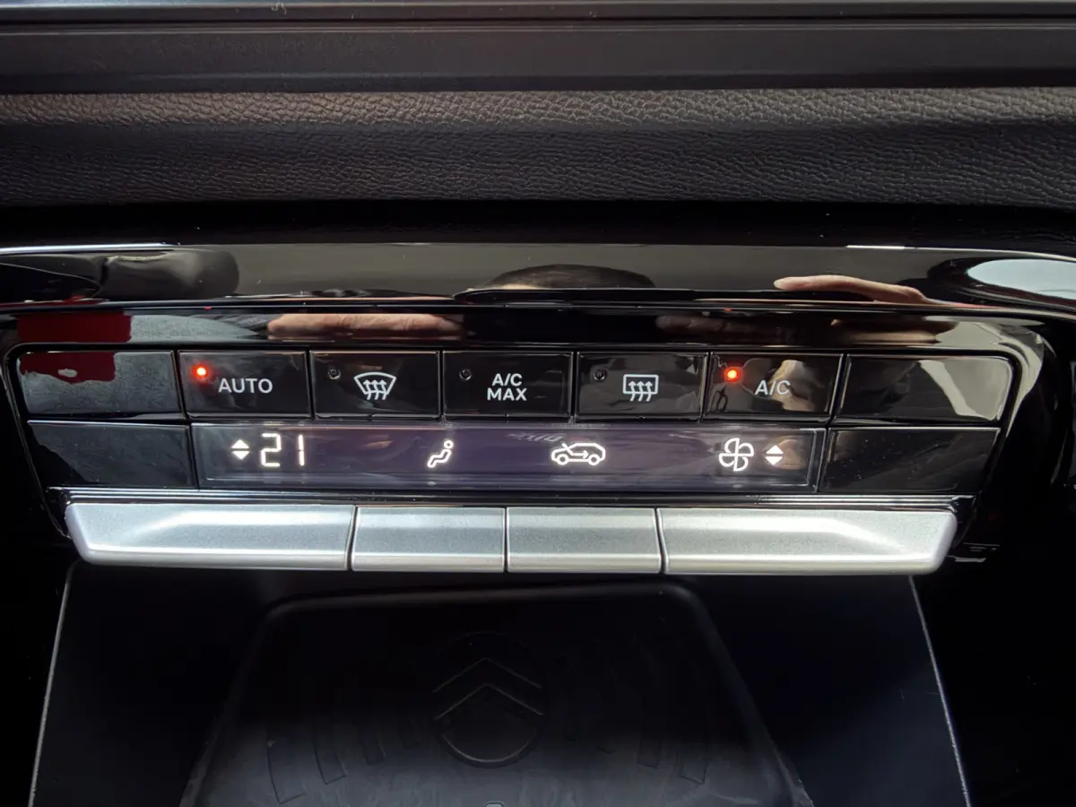 Max 113pk 44 kWh (Automatische Airco - Navigatie - LED - Apple Carplay - Camera - 17" - Two Tone)