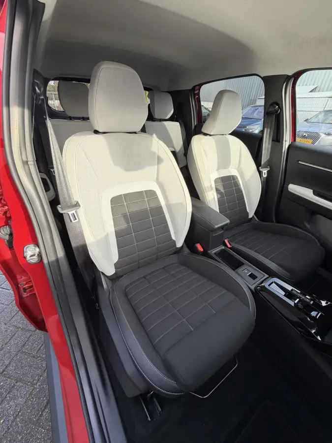 Max 113pk 44 kWh (Automatische Airco - Navigatie - LED - Apple Carplay - Camera - 17" - Two Tone)