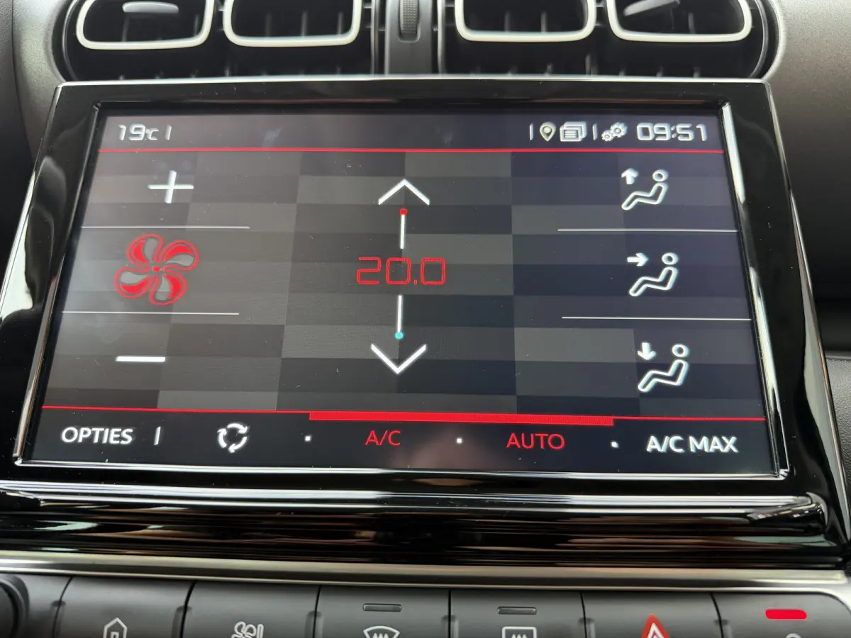 130pk Max (Camera - Keyless Entry - Head up - LED - Navigatie - Automatische Airco - Apple Carplay - 17")