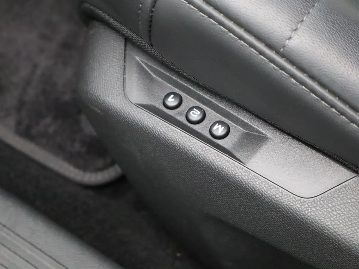 1.6 Plug-in Hybrid 225 Shine | Automaat | Carplay | 360* Camera | Stoel + stuurverwarming | leder | Memory | Elek. stoelen | Elek. klep | HUD |