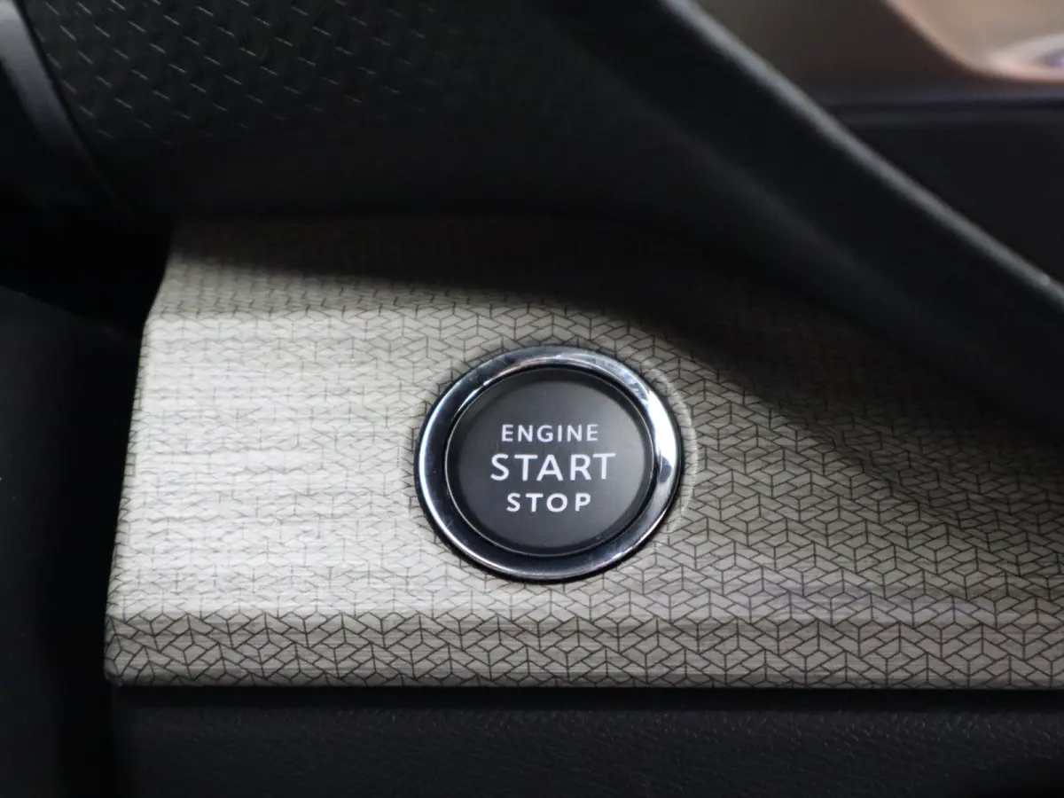 1.6 Plug-in Hybrid 225 Shine | Automaat | Carplay | 360* Camera | Stoel + stuurverwarming | leder | Memory | Elek. stoelen | Elek. klep | HUD |