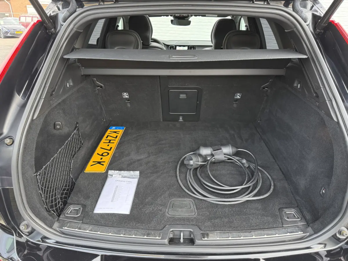 2.0 T6 Plug-in hybrid AWD Plus Dark | Trekhaak | Pano | Pilost Assist | Memory