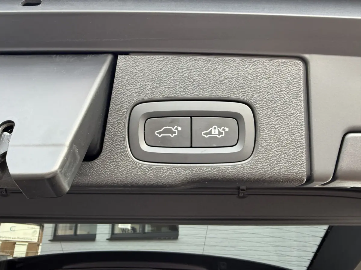 2.0 T6 Plug-in hybrid AWD Plus Dark | Trekhaak | Pano | Pilost Assist | Memory