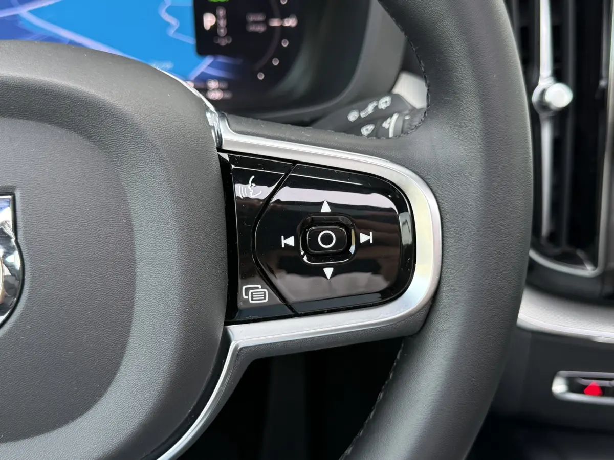 2.0 T6 Plug-in hybrid AWD Plus Dark | Trekhaak | Pano | Pilost Assist | Memory