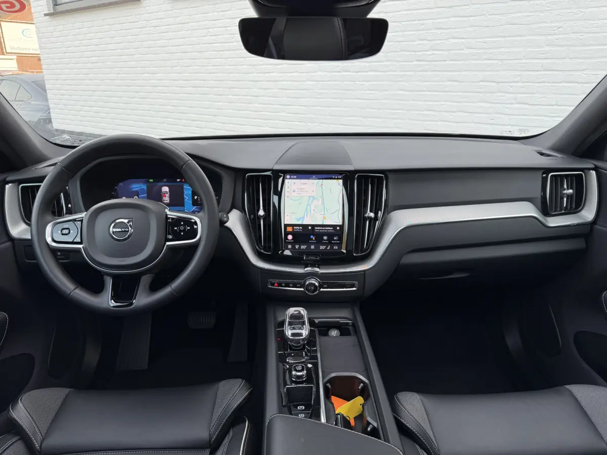 2.0 T6 Plug-in hybrid AWD Plus Dark | Trekhaak | Pano | Pilost Assist | Memory