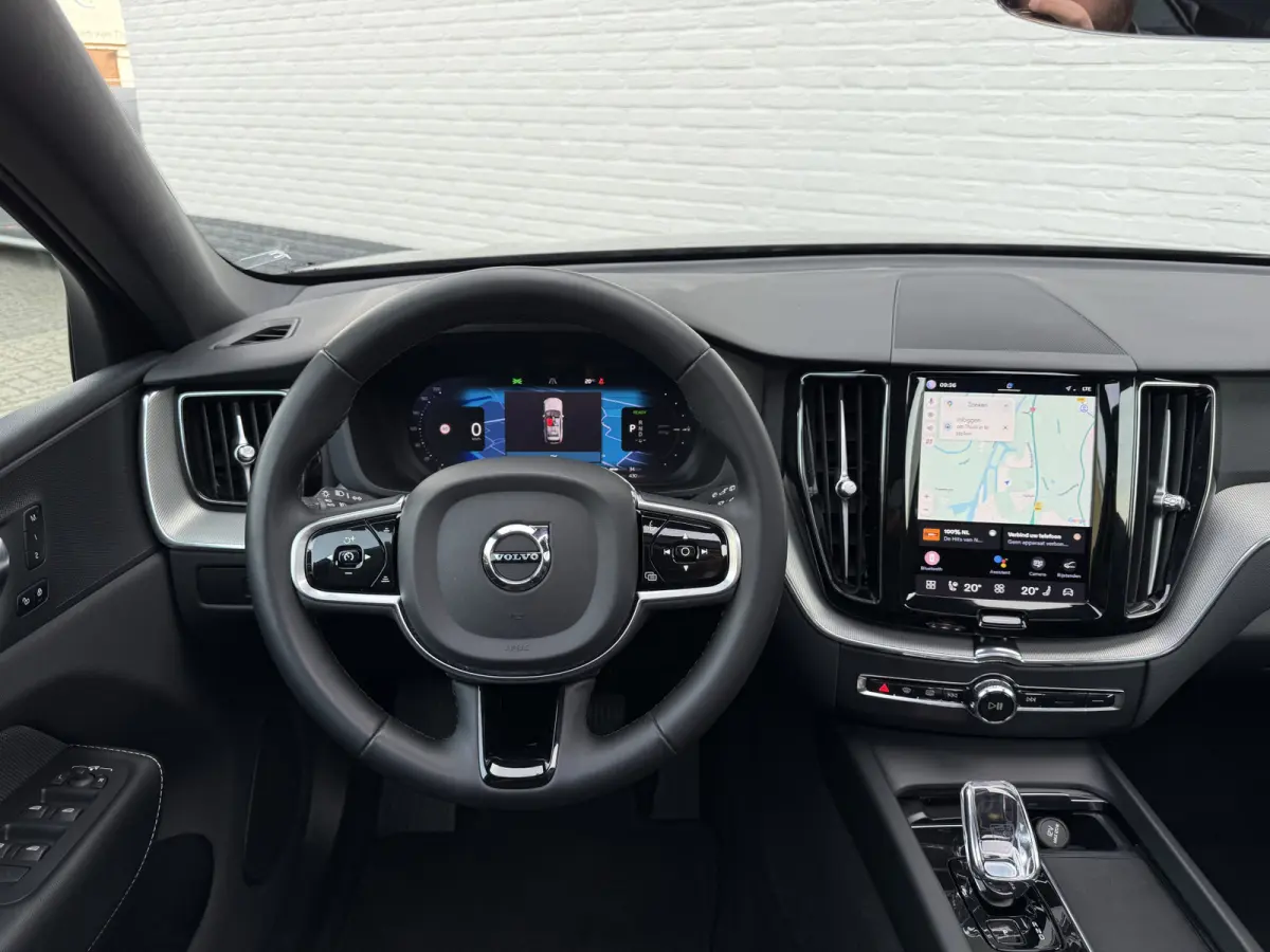 2.0 T6 Plug-in hybrid AWD Plus Dark | Trekhaak | Pano | Pilost Assist | Memory