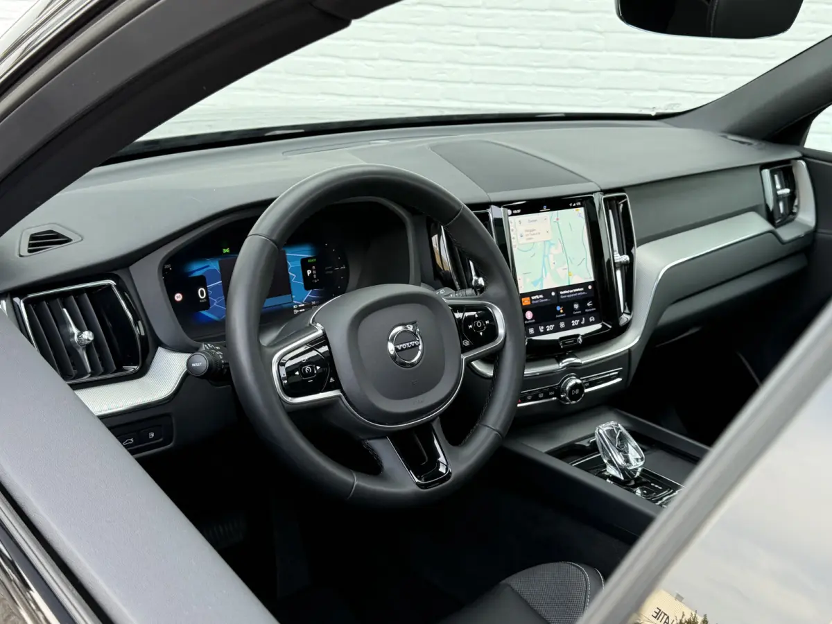2.0 T6 Plug-in hybrid AWD Plus Dark | Trekhaak | Pano | Pilost Assist | Memory
