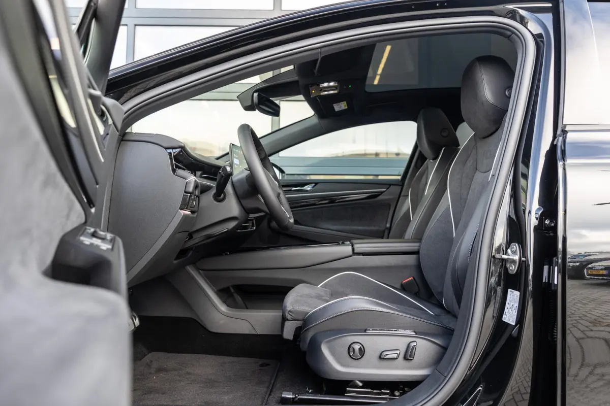 286pk Pro Limited Edition 77 kWh | Panoramadak | Trekhaak | 21"Velgen | Adaptief Onderstel