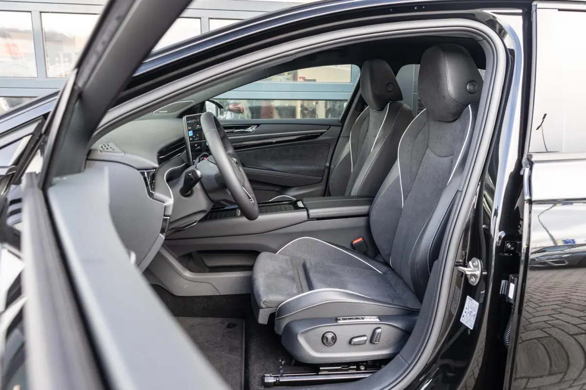 286pk Pro Limited Edition 77 kWh | Panoramadak | Trekhaak | 21"Velgen | Adaptief Onderstel