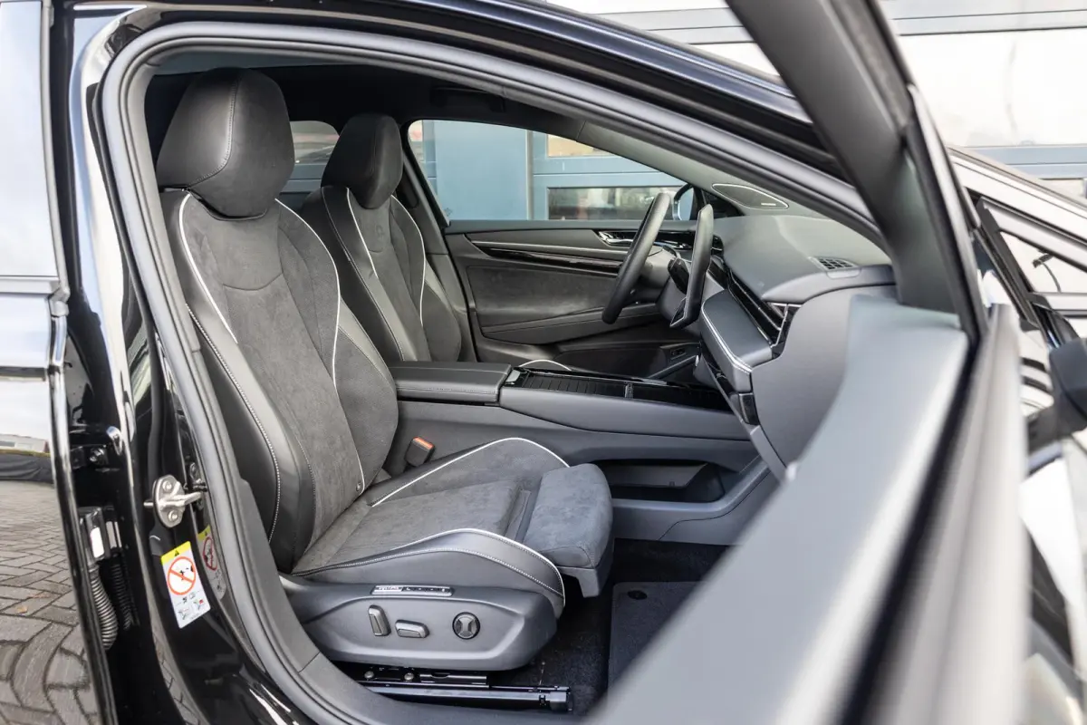 286pk Pro Limited Edition 77 kWh | Panoramadak | Trekhaak | 21"Velgen | Adaptief Onderstel