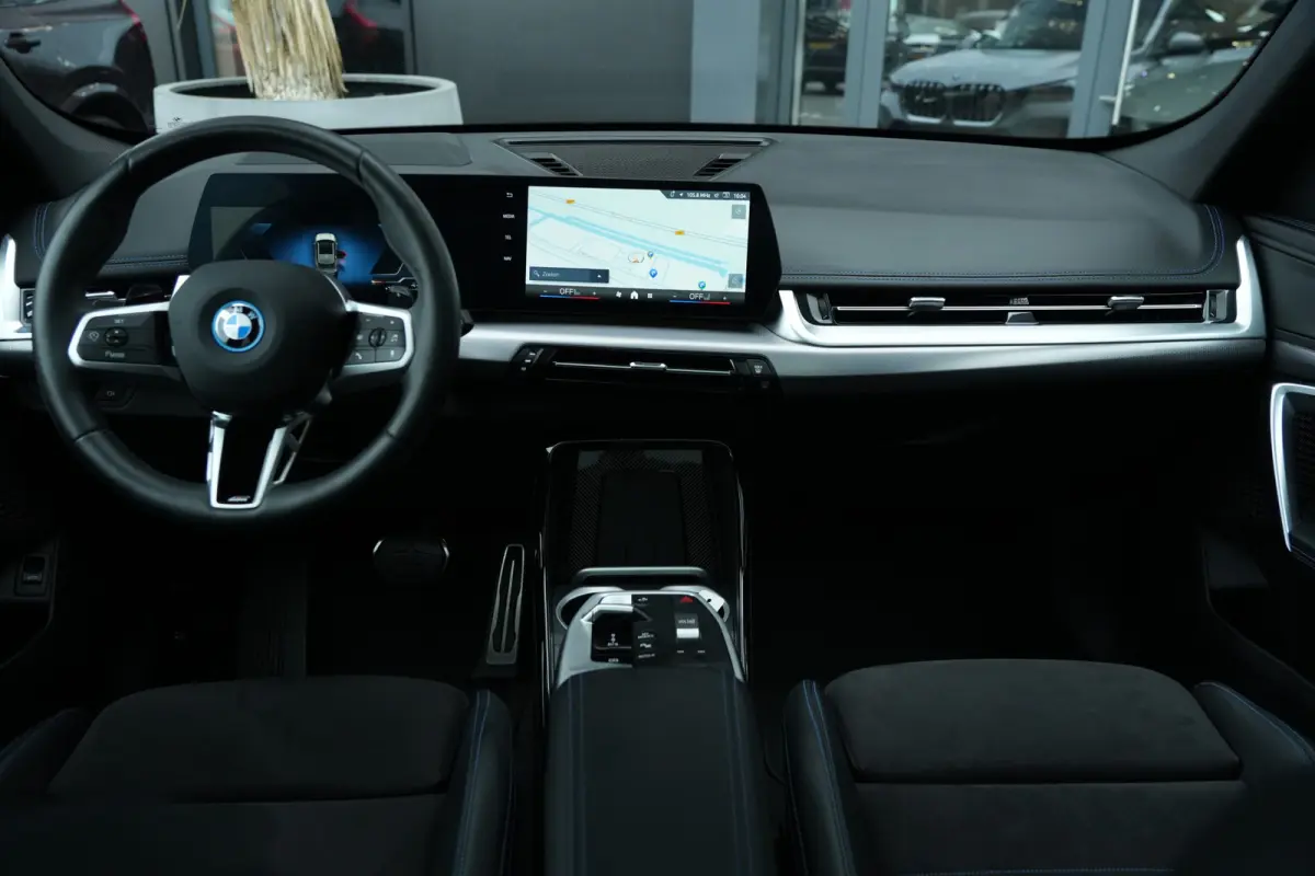 xDrive25e M Sport | 245PK | Pano | HUD | 360° | 20" | Keyless | Premium Pack | Travel Pack | BMW X1 xDrive25e M Sport 245 PK Plug-in Hybrid met 1.5 driecilinder, panoramadak, Head-Up Displa