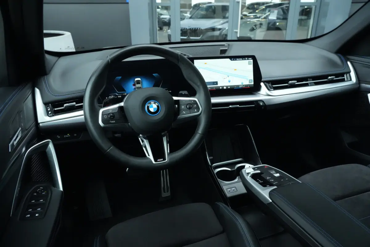 xDrive25e M Sport | 245PK | Pano | HUD | 360° | 20" | Keyless | Premium Pack | Travel Pack | BMW X1 xDrive25e M Sport 245 PK Plug-in Hybrid met 1.5 driecilinder, panoramadak, Head-Up Displa