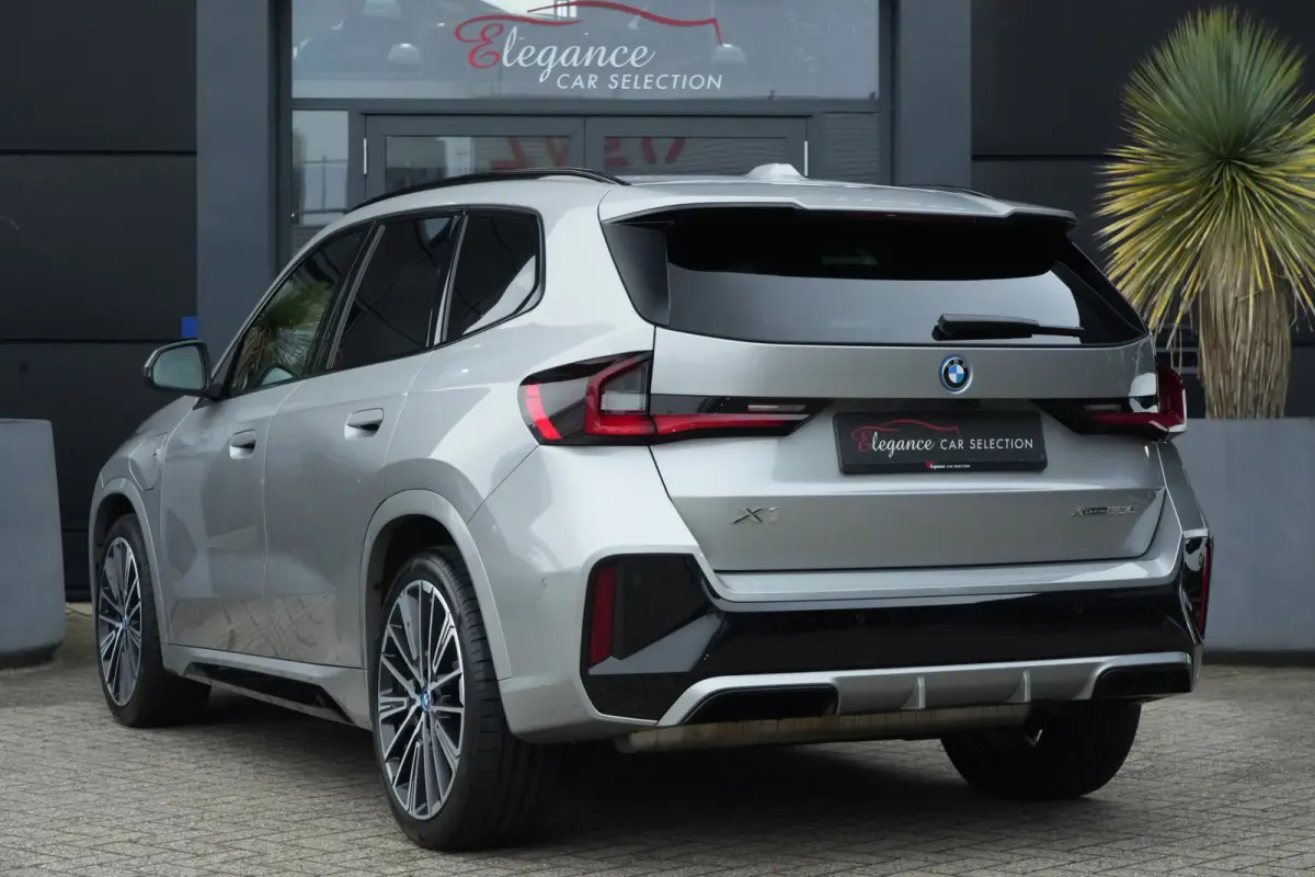 xDrive25e M Sport | 245PK | Pano | HUD | 360° | 20" | Keyless | Premium Pack | Travel Pack | BMW X1 xDrive25e M Sport 245 PK Plug-in Hybrid met 1.5 driecilinder, panoramadak, Head-Up Displa