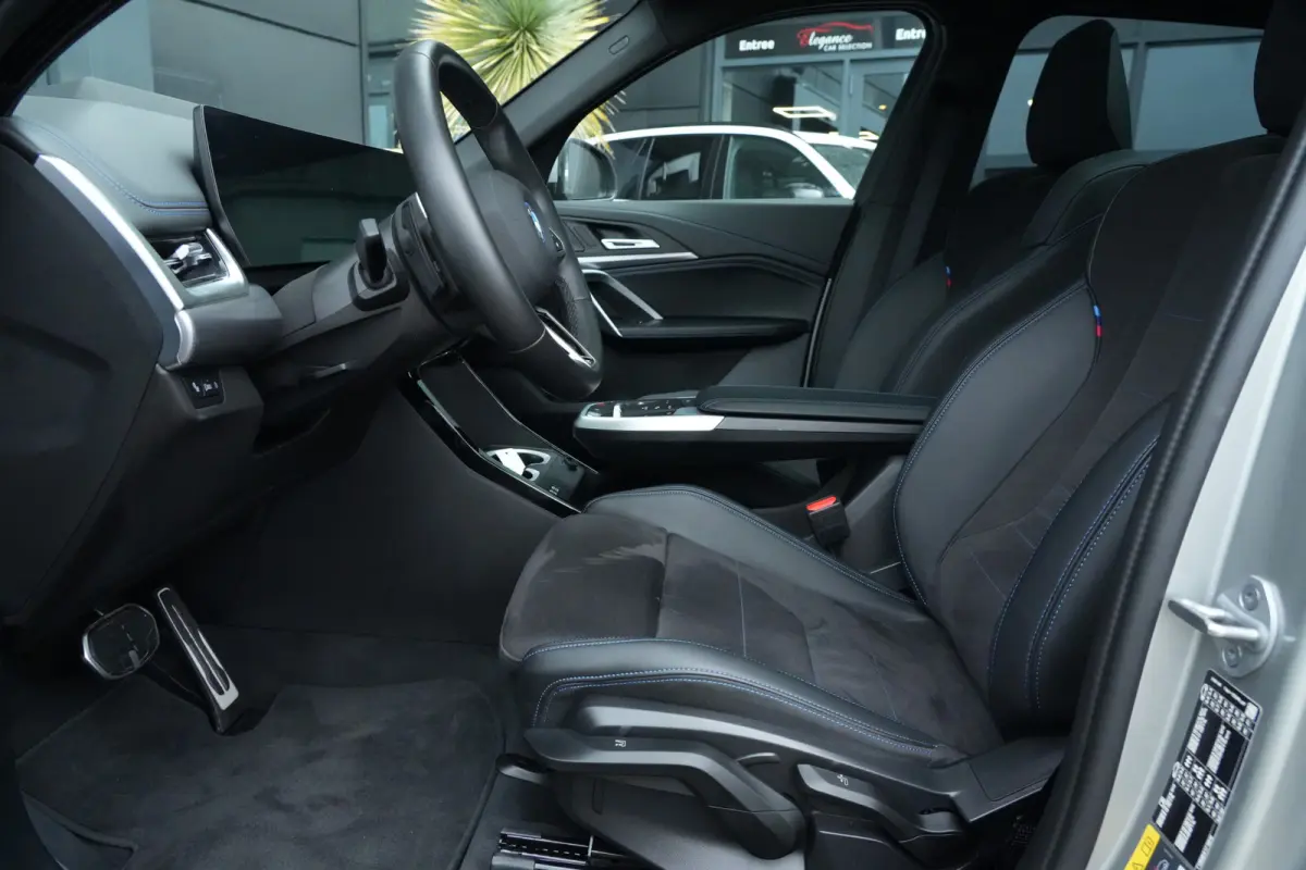 xDrive25e M Sport | 245PK | Pano | HUD | 360° | 20" | Keyless | Premium Pack | Travel Pack | BMW X1 xDrive25e M Sport 245 PK Plug-in Hybrid met 1.5 driecilinder, panoramadak, Head-Up Displa