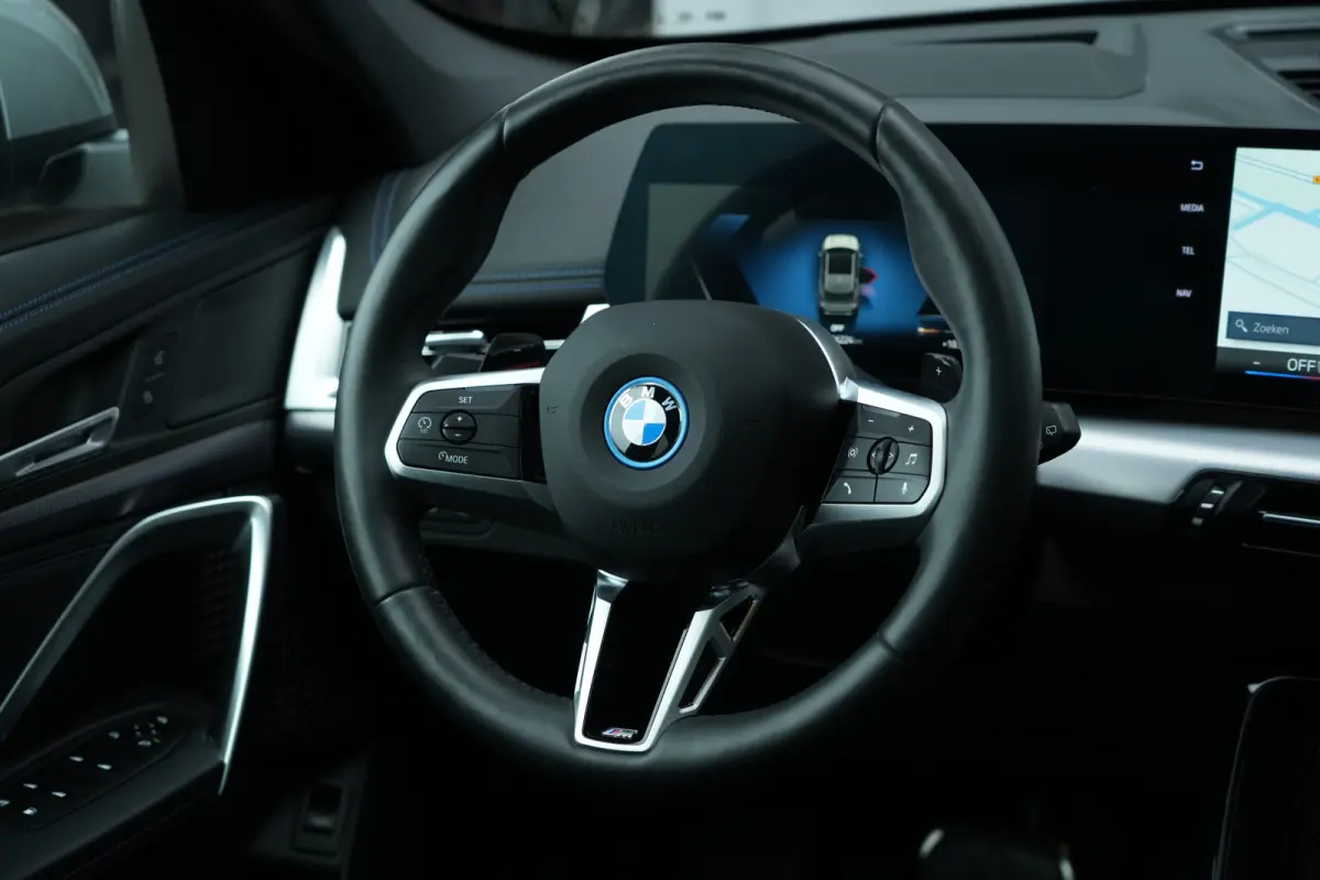 xDrive25e M Sport | 245PK | Pano | HUD | 360° | 20" | Keyless | Premium Pack | Travel Pack | BMW X1 xDrive25e M Sport 245 PK Plug-in Hybrid met 1.5 driecilinder, panoramadak, Head-Up Displa