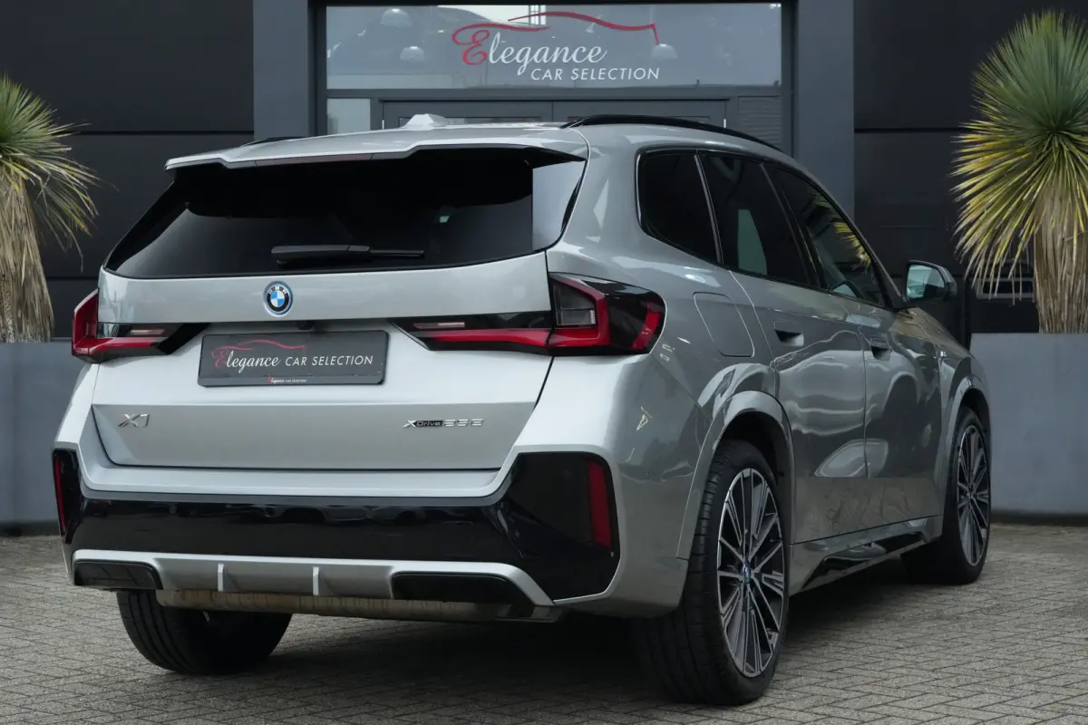 xDrive25e M Sport | 245PK | Pano | HUD | 360° | 20" | Keyless | Premium Pack | Travel Pack | BMW X1 xDrive25e M Sport 245 PK Plug-in Hybrid met 1.5 driecilinder, panoramadak, Head-Up Displa