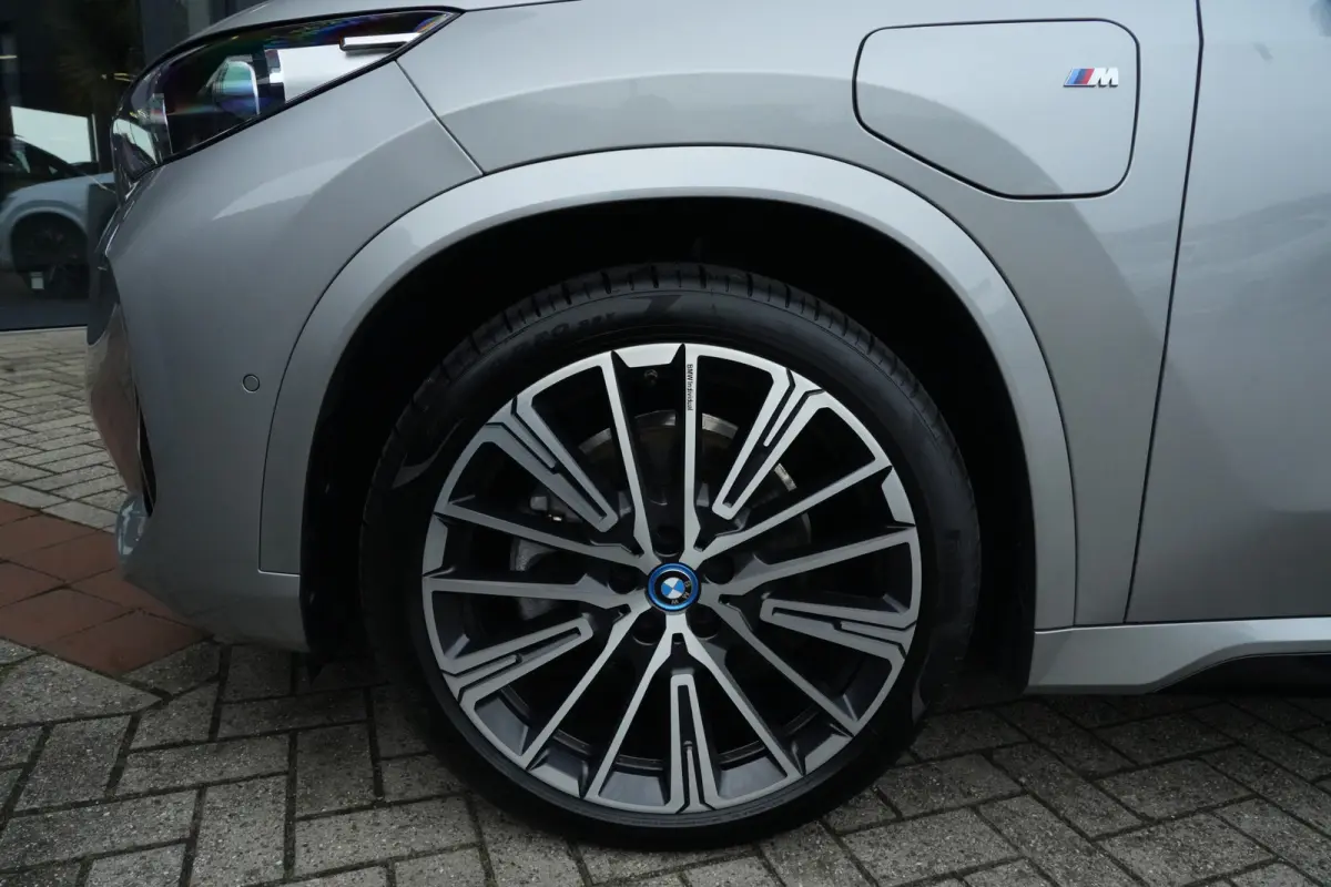 xDrive25e M Sport | 245PK | Pano | HUD | 360° | 20" | Keyless | Premium Pack | Travel Pack | BMW X1 xDrive25e M Sport 245 PK Plug-in Hybrid met 1.5 driecilinder, panoramadak, Head-Up Displa
